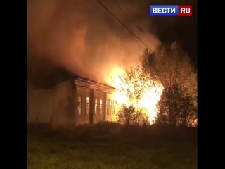 Это поджог: очевидцы сняли на видео полыхающее здание поликлиники в Тверской области.