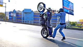 Элементарно Встает на Заднее Колесо HD Street Bob