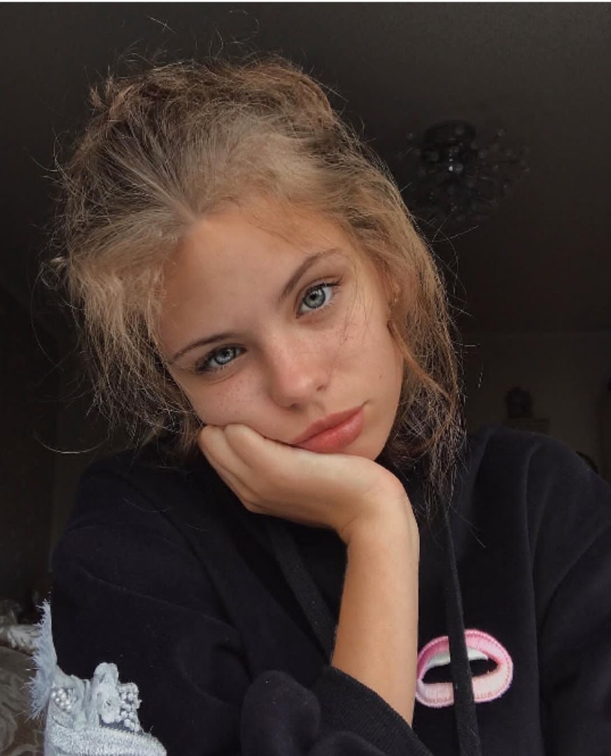 Girl gives nice head to a dildo