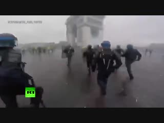 Опубликовано видео с нательной камеры полицейского, принимавшего участие в разгоне акции «жёлтых жилетов»