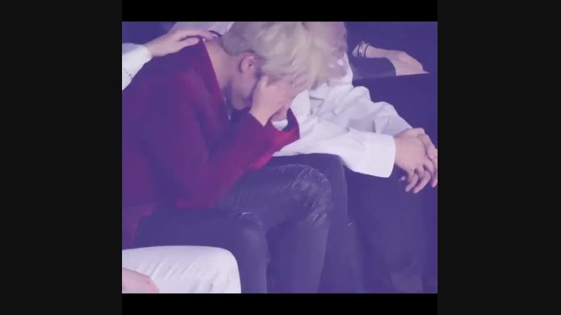 어제 MGA 석진이랑 지민이 꽁냥꽁냥 모먼트