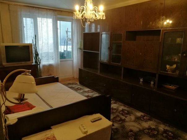 Аренда от собственника. Сдам 2х комнатную квартиру м. Царицыно. <br>Сдам строго славянам, семейной паре, можно с детьми, без животных, порядочным и платежеспособным, курить в квартире нельзя. <br>В квартире присутствует все для комфортного проживания: вся мебель, диван в одной комнате, двуспальная кровать в другой. Стиральная машина, холодильник, плита, телевизор, интернет. Пластиковые стеклопакеты, застекленный балкон. Комнаты изолированы, су раздельный. До метро Царицыно 15 минут пешком. Окна выходят на царицынские пруды. С парковкой во дворе проблем нет. Все магазины в пешей доступности. Оплачивается залог, первый и последний месяц + счетчики (вода, электричество, интернет). Сдам только на длительный срок. Аренда от собственника. Цена 40 тыс.р + счетчики + 40 т.р. залог. Связь лс.<br><br>Автор объявления: Дульнев - фото Фото: Аренда от собственника. Сдам 2х комнатную квартиру м. Царицыно. <br>Сдам строго славянам, семейной паре, можно с детьми, без животных, порядочным и платежеспособным, курить в квартире нельзя. <br>В квартире присутствует все для комфортного проживания: вся мебель, диван в одной комнате, двуспальная кровать в другой. Стиральная машина, холодильник, плита, телевизор, интернет. Пластиковые стеклопакеты, застекленный балкон. Комнаты изолированы, су раздельный. До метро Царицыно 15 минут пешком. Окна выходят на царицынские пруды. С парковкой во дворе проблем нет. Все магазины в пешей доступности. Оплачивается залог, первый и последний месяц + счетчики (вода, электричество, интернет). Сдам только на длительный срок. Аренда от собственника. Цена 40 тыс.р + счетчики + 40 т.р. залог. Связь лс.<br><br>Автор объявления: Дульнев