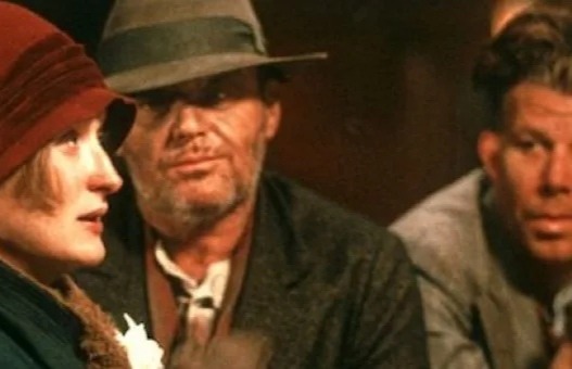 Чертополох (1987) В родной город Олбани, штат Нью-Йорк, возвращается Джек Филэн, опустившийся бродяга. Спустя 20 лет он вновь мучается воспоминаниями о трагическом и нелепом убийстве,
