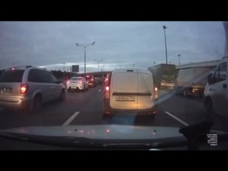 Едет по МКАД по встречной полосе