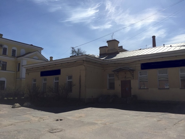 Продается Отдельно стоящее Здание с парковкой под офис: нежилое, по адресу: г. Санкт-Петербург, Шпалерная улица, д. 40а. <br>Этажность: 1 + мансарда; <br>Общая площадь: 232,5 кв. м.; <br>Высота потолков: 4,13 м, мансарда 2,32 м; <br>Вход: 1 отдельный. Обременения: не зарегистрировано. <br>Земельный участок площадью: ~ 350 кв. м., категория земель: земли населенных (собственность) <br>Виды разрешенного использования: для размещения административно-управленческих и общественных объектов. <br>Обременения: не зарегистрировано <br>Автостоянка (парковка) на 10 м/м. <br> <br>Сдано в аренду по ставке: 251 450 руб. в месяц +КУ <br> <br>Инженерное обеспечение: <br>• Электроснабжение – 30 кВт, возможно увеличение мощности. На земельном участке располагается ТП, на которой имеется резервная мощность. <br>• Водоснабжение и водоотведение – городские сети. <br>• Отопление – от теплового узла. <br> <br>ЦЕНА ПРОДАЖИ здания и земельного участка: 37 млн. рублей - фото Фото: Продается Отдельно стоящее Здание с парковкой под офис: нежилое, по адресу: г. Санкт-Петербург, Шпалерная улица, д. 40а. <br>Этажность: 1 + мансарда; <br>Общая площадь: 232,5 кв. м.; <br>Высота потолков: 4,13 м, мансарда 2,32 м; <br>Вход: 1 отдельный. Обременения: не зарегистрировано. <br>Земельный участок площадью: ~ 350 кв. м., категория земель: земли населенных (собственность) <br>Виды разрешенного использования: для размещения административно-управленческих и общественных объектов. <br>Обременения: не зарегистрировано <br>Автостоянка (парковка) на 10 м/м. <br> <br>Сдано в аренду по ставке: 251 450 руб. в месяц +КУ <br> <br>Инженерное обеспечение: <br>• Электроснабжение – 30 кВт, возможно увеличение мощности. На земельном участке располагается ТП, на которой имеется резервная мощность. <br>• Водоснабжение и водоотведение – городские сети. <br>• Отопление – от теплового узла. <br> <br>ЦЕНА ПРОДАЖИ здания и земельного участка: 37 млн. рублей