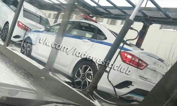 Гаишники пересаживаются на Ладу Весту Спор. В сети появился снимок Lada Vesta Sport, на кузов которой нанесена раскраска российской полиции.Напомним, что седан Lada Vesta Sport способен