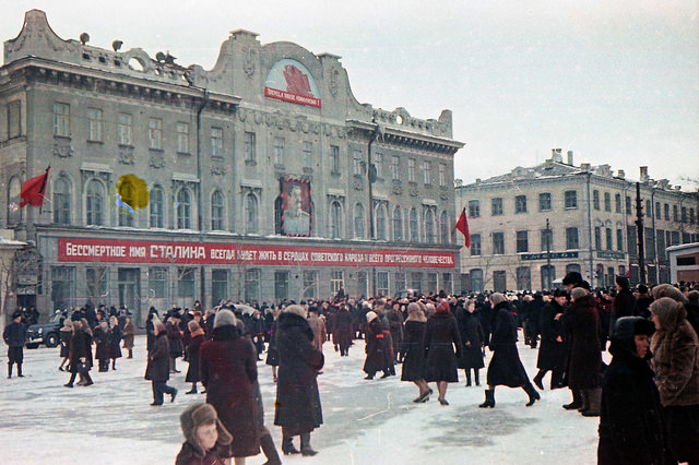Ориентировочно с 1953 до 1963 лев был закрыт щитом с рисунками на тему советских праздников или с гербом СССР Ориентировочно с 1953 до 1963 лев был закрыт щитом с рисунками на тему советских праздников или с гербом СССР