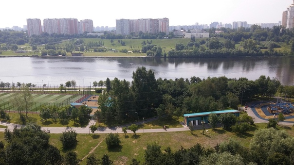 Фото: ЮВАОСобственникМарьино Подселение<br>Ищем порядочного человека в большую комнату с балконом, а трехкомнатной квартире 78 кв м, Не хостел! В квартире вместе с Вами получается 4 чел. Вся быт техн и тд имеется. Сдается с 8 ноября , просмотр в любое время. <br>Цена 12 К + последний мес проживания. <br>Парк, спорт, магазины, аптека, всё под боком <br>Пишите в личку по вопросам.<br> Облезова