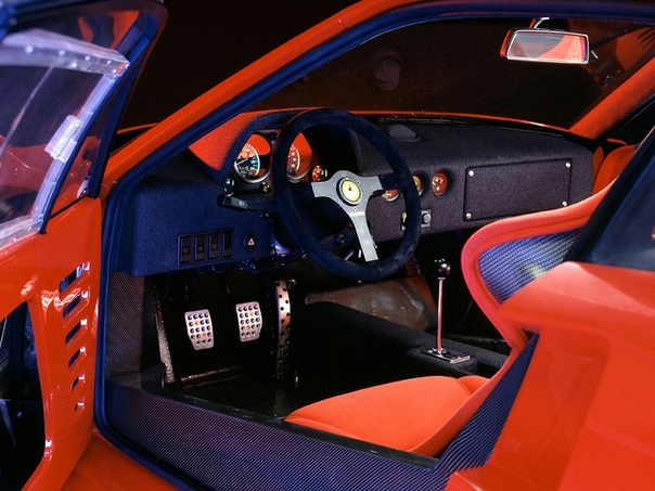 Ferrari F40. Его прощальный поклон 21 июля 1987 года в Маранелло торжественно представили новый Ferrari F40. Не просто последний из гарцующих жеребцов, созданный при жизни самого Энцо, многие не