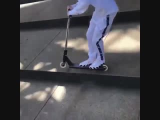 jollysetups @itsjackdauth riding with all white on 😨🛴❤️