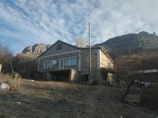 Фото: Продам одноэтажный дом в с.Лучистом (г. Алушта) с панорамным видом на Крымские горы и Черное море. <br>Цена: 7 000 000 руб. <br>По всем вопросам в ЛС или по номеру +79787609289 (Игорь) <br> <br>Этажей в доме: 1 <br>Расстояние до города: 11 км <br>Материал стен: кирпич <br>Площадь дома: 108 м <br>Площадь участка: 18.5 сот. <br> <br>Участок расположен в экологически чистом районе. Подойдёт для сельскохозяйственного или туристического бизнеса. <br> <br>В доме: 3 комнаты, прихожая, баня с санузлом, кухня+столовая. На цокольном этаже - технические помещения (61,7 кв.м.) <br> <br>В доме есть свет, газ (2-х контурный газовый котел), вода, канализация. Дом находится в пригодном для жизни состоянии. <br>Требует ремонта. <br>Год постройки: 1995 <br> <br>Правоустанавливающие документы соответствуют законодательству Российской Федерации. <br> <br>Купив дом в селе Лучистом, вы окунетесь в средневековье и в мир кинематографа: 1. В скальном холме у подножия горы Южная Демерджи находится средневековая крепость Фуна. 2. В селе Лучистом проходили съемки фильма 