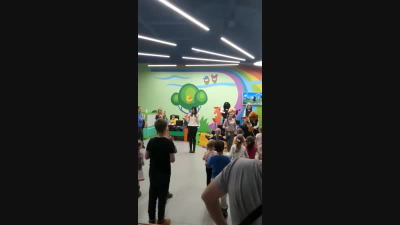 Kids Island. Детки танцуют.