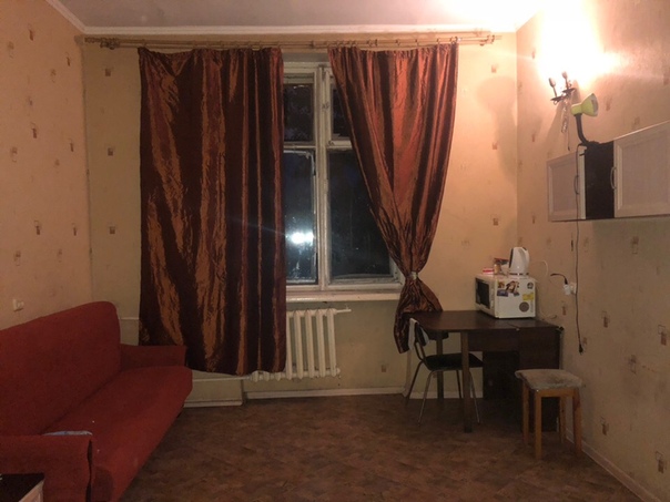 Фото: Санкт-Петербург.<br>Сдам комнату 20кв.м. в общежитие. <br>Цена : 13 000р. (Коммунальные услуги включены)<br>4 минуты пешком от метро Московская. <br>В пешей доступности: магазины ,два торговых центра, парки ,церковь. <br>Есть две душевые ,туалет, место на кухни. <br>Соседи тихие.<br>Комната просторная , есть плита,микроволновая печь,посуда.<br>+79533742269 Алевтина