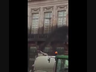 Во Франции протестующие против повышения цен на топливо залили говном здание центрального муниципалитета в Пар