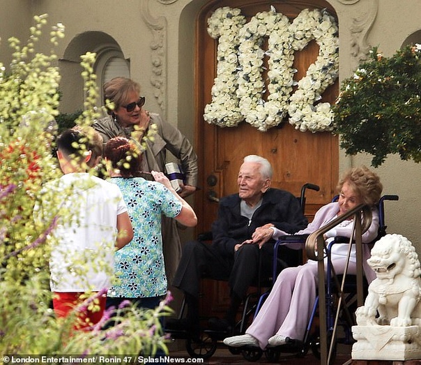 Кирк Дуглас отметил 102-летие с женой и сыном Майклом Гости начали съезжаться в дом Кирка в Беверли-Хиллз еще рано утром - несли подарки и цветы. Во дворе то и дело появлялись автомобили, из