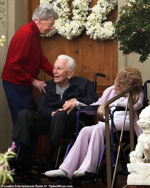 Кирк Дуглас отметил 102-летие с женой и сыном Майклом Гости начали съезжаться в дом Кирка в Беверли-Хиллз еще рано утром - несли подарки и цветы. Во дворе то и дело появлялись автомобили, из