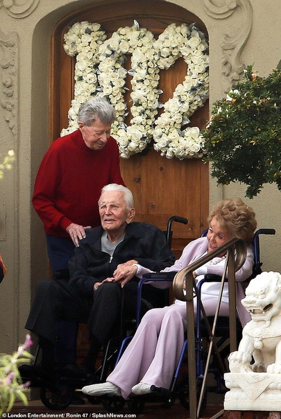 Кирк Дуглас отметил 102-летие с женой и сыном Майклом Гости начали съезжаться в дом Кирка в Беверли-Хиллз еще рано утром - несли подарки и цветы. Во дворе то и дело появлялись автомобили, из