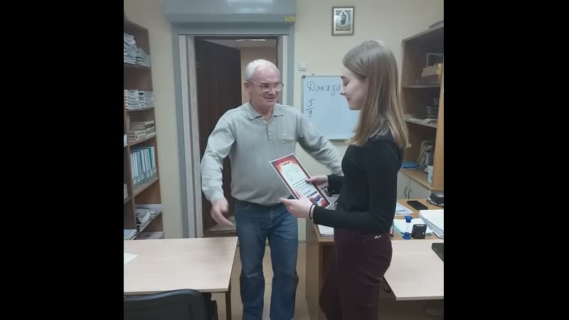 Вручение сертификата студентке Софии