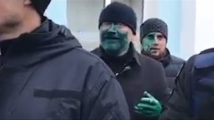 Вилкула облили зеленкой в Бердянске.
