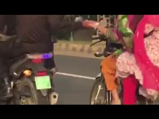 ڈولفن اہلکاروں کی انوکھی ڈیوٹی۔۔۔ 🚨🚨🚨 ملزمان کو ہتھ کڑیاں لگانے کے بجائے۔۔ موٹرسائیکل سوار لڑکیوں کا ہاتھ تھام لیا۔۔🤝👊 ویڈیو می