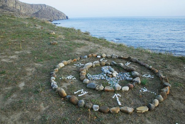 Меганом. Крым. Одним из самых таинственных мест Крыма по праву считается мыс Меганом. С ним связано множество различных историй и легенд, а очевидцы утверждают, что здесь можно вполне увидеть