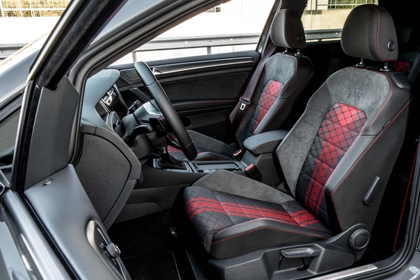 Volswagen Golf GTI TCR (Typ 5G) Двигатель: 2.0 R4 Turbo Мощность: 290 л.с. при 5400-6400 об/мин Крутящий момент: 380 Нм при 1950-5300 об/мин Трансмиссия: Робот 7 ступ. Макс. скорость: 250 км/ч