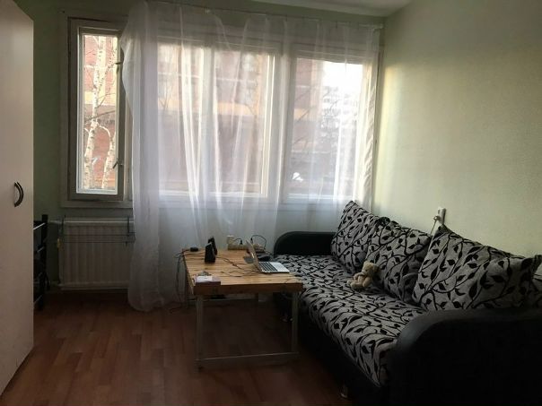 Ищу соседку! СРОЧНО, ЗАЕЗД 15 ДЕКАБРЯ. <br>Комната в двушке. Пр. Испытателей д.15 (10 минут от ст.м. Пионерская). В двух шагах круглосуточные Спар, Лайм, Перекрёсток, рядом Сити Молл, Леруа Мерлен, в 15 минутах неплохая тренажёрка. <br> <br>14 750 руб (КУ и инет включены). Залог 12 500 руб. Только на длительный срок. Хозяин кв составляет договор. <br> <br>В комнате из мебели всё, что на фото: диван, стол, стенка, корзина, подставка для обуви. <br>В квартире: стир.маш; газ. плита; холодильник, старый пылесос. Есть кладовка, в которую можно скинуть всё ненужное или крупногабаритное. Микроволновки нет, ибо нет потребности. <br> <br>Нынешняя соседка съезжает по причине переезда в другой город к МЧ. <br>О себе: 27 лет, работаю пятидневка, мясо ем, вино пью, рисую, иногда хожу в зал, с болтовнёй в душу не лезу, никого не вожу, максимум может приехать мама раз в полгода или подруга. Уважаю личное пространство (нагадил-сразу убрал), уважаю пространство другого человека (громко никогда не включаю музыку, фильмы, ночью стир. маш.) Можем сходить куда-нибудь культурно или неочень. Хочу найти комфортного спокойного адекватного человека. <br> <br>14 750 руб (КУ и инет включены). Залог 12 500 руб. Заезд 15 декабря! <br>Пиши мне прямо сейчас, в выходные я дома, на любое время можем договориться о просмотре кв. - фото Фото: Ищу соседку! СРОЧНО, ЗАЕЗД 15 ДЕКАБРЯ. <br>Комната в двушке. Пр. Испытателей д.15 (10 минут от ст.м. Пионерская). В двух шагах круглосуточные Спар, Лайм, Перекрёсток, рядом Сити Молл, Леруа Мерлен, в 15 минутах неплохая тренажёрка. <br> <br>14 750 руб (КУ и инет включены). Залог 12 500 руб. Только на длительный срок. Хозяин кв составляет договор. <br> <br>В комнате из мебели всё, что на фото: диван, стол, стенка, корзина, подставка для обуви. <br>В квартире: стир.маш; газ. плита; холодильник, старый пылесос. Есть кладовка, в которую можно скинуть всё ненужное или крупногабаритное. Микроволновки нет, ибо нет потребности. <br> <br>Нынешняя соседка съезжает по причине переезда в другой город к МЧ. <br>О себе: 27 лет, работаю пятидневка, мясо ем, вино пью, рисую, иногда хожу в зал, с болтовнёй в душу не лезу, никого не вожу, максимум может приехать мама раз в полгода или подруга. Уважаю личное пространство (нагадил-сразу убрал), уважаю пространство другого человека (громко никогда не включаю музыку, фильмы, ночью стир. маш.) Можем сходить куда-нибудь культурно или неочень. Хочу найти комфортного спокойного адекватного человека. <br> <br>14 750 руб (КУ и инет включены). Залог 12 500 руб. Заезд 15 декабря! <br>Пиши мне прямо сейчас, в выходные я дома, на любое время можем договориться о просмотре кв.