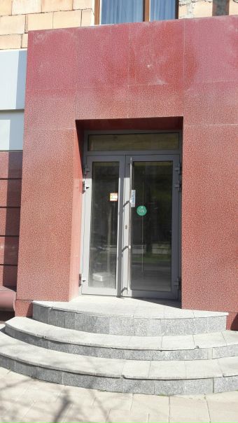 Фото: Кемерово, ул. Весенняя 16 <br>ВХОД с улицы Весенняя. <br>Площадь 95м2 <br>Цена: 1500 рублей за метр квадратный <br> <br>Помещение свободного назначения в очень шикарном месте. Культурно-деловой центр города, в шаговой доступности Элитные бутики брендовой одежды,обуви,аксессуаров. Администрация Кемеровской области, гостиница 