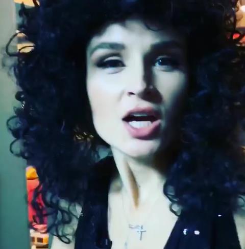 Полина Гагарина в образе брюнетки.