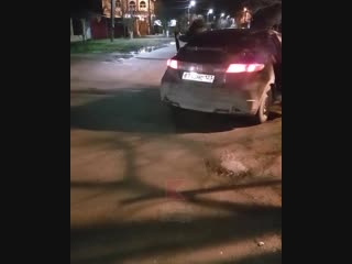 В Краснодаре мужики из проезжающей машины выбросили мусор прямо на проезжую часть.
