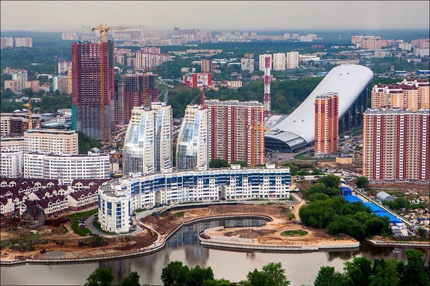 Где в пригороде Москвы жить хорошо: лучшие города-спутники столицы В нынешней экономической ситуации перед людьми часто встает выбор где лучше жить - в маленькая квартире в пределах МКАД или в