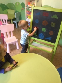  Детям о геометрических фигурах 🔵🔺🔸▪️  Я приглашаю вас на тур, Заглянем вместе в мир фигур: Прямоуго… 