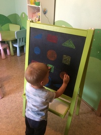  Продолжаем знакомство деток с геометрическими фигурами с помощью формирования представлений о внешн… 