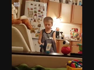Мальчик уходит из дома