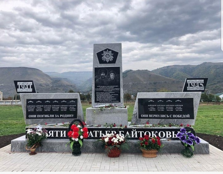 В Карачаевском городском округе открыли памятник братьям - фронтовикам