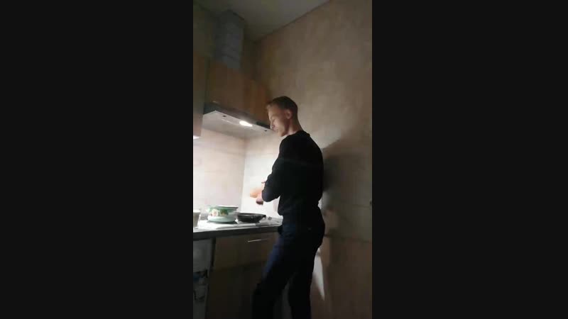 Готовит кур