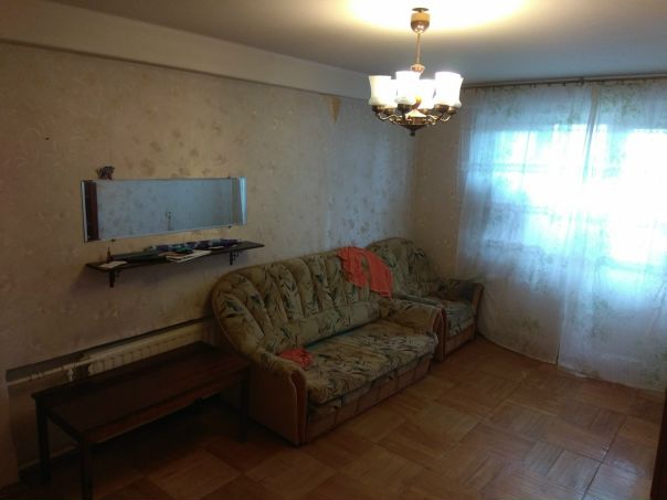 СДАЕТСЯ КОМНАТА с балконом 18м2 в 3-х комнатной квартире. <br>Ищем (жильцы квартиры) платежеспособную, чистоплотную, тихую семейную пару без детей, животных и вредных привычек. В комнате есть необходимая мебель: диван, 2 кресла, жур.столик, шкаф, зеркало, балкон застеклен. МОП полностью организованы: ванна туалет раздельные кладовка, большой коридор, холодильник, МВ печь, эл.плита, чайник, ТВ, стир.машина. <br>Соседи тихие: молодая девушка и мама с взрослым ребенком. <br>Оплата за комнату 8000руб+КУ летом ~1500руб., зимой ~2500руб <br>Залог 8000руб. <br>Просмотр возможен в любой день по созвону по вечерам. <br>Комната освобождается с 1 октября. <br>Территориально м.Ладожская, ул.Передовиков. Окно выходит на улицу Передовиков. <br>В 5 минутах магазины: 5-ка и дикси, сбербанк и семья. До метро пешком 20 минут, транспортом трамвай или автобус/троллейбус 15 минут. <br>Двор тихий, соседи по дому тоже. <br>Собственник очень лояльный и порядочный человек. Действующим жильцам предоставил карт-бланш на выбор для себя соседей) - фото Фото: СДАЕТСЯ КОМНАТА с балконом 18м2 в 3-х комнатной квартире. <br>Ищем (жильцы квартиры) платежеспособную, чистоплотную, тихую семейную пару без детей, животных и вредных привычек. В комнате есть необходимая мебель: диван, 2 кресла, жур.столик, шкаф, зеркало, балкон застеклен. МОП полностью организованы: ванна туалет раздельные кладовка, большой коридор, холодильник, МВ печь, эл.плита, чайник, ТВ, стир.машина. <br>Соседи тихие: молодая девушка и мама с взрослым ребенком. <br>Оплата за комнату 8000руб+КУ летом ~1500руб., зимой ~2500руб <br>Залог 8000руб. <br>Просмотр возможен в любой день по созвону по вечерам. <br>Комната освобождается с 1 октября. <br>Территориально м.Ладожская, ул.Передовиков. Окно выходит на улицу Передовиков. <br>В 5 минутах магазины: 5-ка и дикси, сбербанк и семья. До метро пешком 20 минут, транспортом трамвай или автобус/троллейбус 15 минут. <br>Двор тихий, соседи по дому тоже. <br>Собственник очень лояльный и порядочный человек. Действующим жильцам предоставил карт-бланш на выбор для себя соседей)