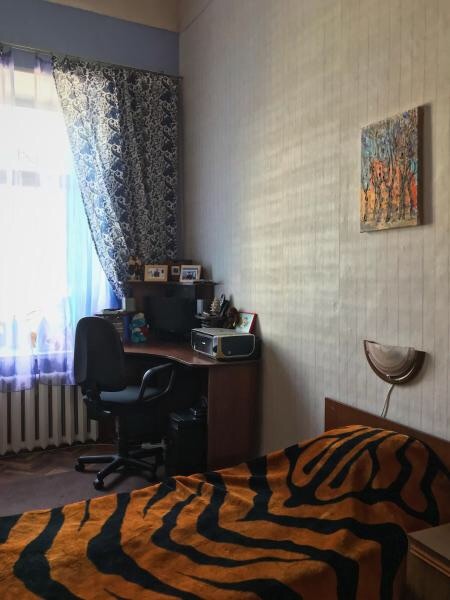 Фото: БЕЗ ЗАЛОГА. Аренда апартаментов на улице Восстания, 40 (метро Чернышевская-3 мин.пешком) от собственника, без посредников и без комиссионных .<br>Рядом с Московским вокзалом, Невским проспектом, Михайловским замком, Летним садом, да и всеми другими достопримечательностями города. Торговые развлекательные центры, банкоматы, рестораны и кафе в шаговой доступности от дома.<br>Добро пожаловать в благоустроенную двухкомнатную квартиру 66 м.кв. (комнаты - 21 м.кв. и 19 м.кв.) с оборудованной кухней- 10 м.кв.<br>Мебель, Wi-fi, компьютер, цифровое телевидение, стиральная машина, утюг и гладильная доска, фен, микроволновка; вся посуда, всегда чистое белье и полотенца.<br>Потолки - 4 метра.<br>6 СПАЛЬНЫХ МЕСТ. Подъезд охраняется видеокамерами. ПАРКОВКА в закрытом дворе.<br>Встречу в квартире лично (возможен трансфер) , передам ключи от квартиры и пароль от wi-fi. ТЕЛЕФОН +79112665050 Цена от 1600 в сутки в зависимости от срока проживания и количества гостей.