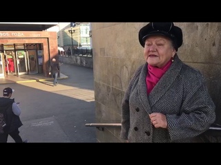 Бабушка у метро в Екатеринбурге поёт песню
