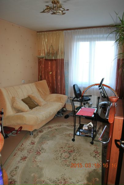Фото: Сдаётся изолированная комната в 3-х комнатной квартире, на длительный срок, пешком до метро Алтуфьево 3 минуты! Развита инфраструктура, сеть продуктовых магазинов и торговых центров очень близко от дома. Стоимость 12.000 т/рублей + счётчики+ коммуналка (выходит 2000 - 3000 рублей). <br><br>Из хорошего:<br>никаких комиссий и депозитов при сдаче комнаты не предусмотрено.<br>Комната освободилась и готова к заселению, просмотры начнём с понедельника.<br>Комната очень уютная, фото соответствуют, Вместительный  шкаф - в комнате , диван раскладывается,  большой и удобный. <br>Из техники: стиральная машинка, телевизор, холодильник, пылесос.<br><br>Есть один нюанс:  <br>в соседних двух комнатах живет одна семья, очень конфликтная. <br><br>Пожелания к арендаторам: (пол не важен) мы хотели-бы видеть человека  который может поставить на место соседей в случае необходимости, умеющий договариваться и не звонить нам по каждому случаю неадекватного поведения со стороны соседей.