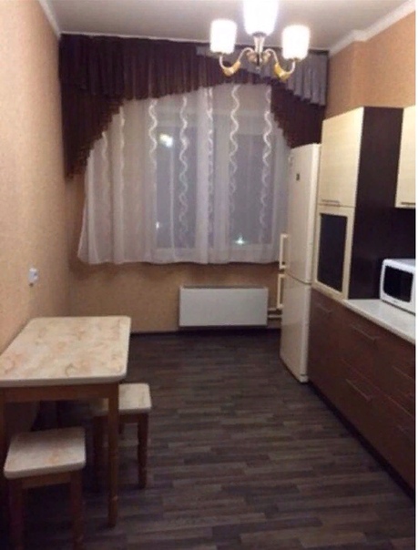 Фото: м.Университет — 600 м <br>Строителей, 4 к6 <br>Квартира полностью обустроена для проживания. Есть все из мебели и техники. По вашему желанию можем предоставить посуду и спальные принадлежности. Очень хороший и развитый р-н. Сдается на длительный срок, предпочтение отдаётся семейным парам, можем рассмотреть студентов заочной формы обучения <br>Стоимость 28000 <br>Звонить по телефону: 89653095408