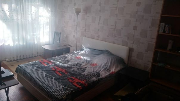 Фото: Парень 32 года,адекватный,добрый,чистоплотный возмёт на подселение (койко место) в 1-но комнатную квартиру порядочную девушку.<br>МЦК Крымская(5 мин пешком)<br>О квартире:теплая,покрытие пола:(линолеум/паркет),газ, интернет, железная дверь, домофон, мебель,встроенный шкаф,стир.машинка,микроволновка,большой LCD телевизор,кровать большая+ раскладная кровать поменьше.Рядом магазин Пятерочка,Лента,Ашан,Трц Рио,Капитолий.<br>Рассмотрю адекватную,чистоплотную и платежеспособную девушку до 40лет(без детей и животных).<br>Заезд возможен с 18 марта!!!
