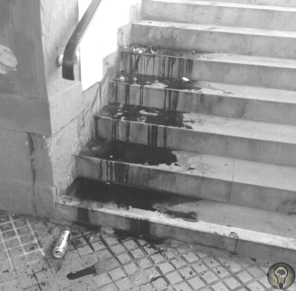 В японском городе Осака 34-летний мужчина направлялся к выходу со станции метро, когда его догнал незнакомый человек, ударивший ножом в живот и скрывшийся после в толпе Пострадавший был