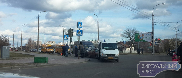 Вот такой "паровозик": две маршрутки зажали между собой легковушку Вот такой "паровозик": две маршрутки зажали между собой легковушку
