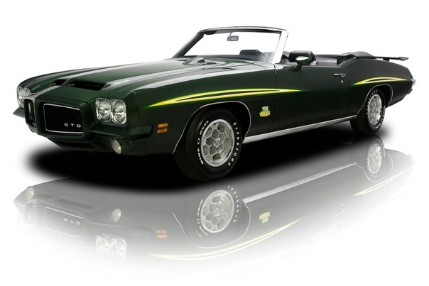 Понтиак 1971 года GTO Judge кабриолет Автомобиль GTO стал усовершенствованной моделью линии Tempest. Разработчиком был Джон Де Лорен и вдохновила его к созданию авто Феррари 250 GTO. В 1969 году