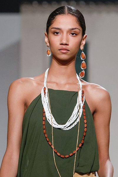 Неделя моды в Париже: Тина Кунаки на показе Jacquemus осень-зима 2019/2020 Скончавшийся ранее в этом месяце Карл Лагерфельд оценил бы старания Симона Порта Жакмю: для дефиле тот возвел целую