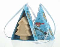 Натуральное твердое высокопенное туалетное мыло с легким ароматом ванили и нотками лимона. Для ежедневного умывания лица и тела. Сливочная пенка из растительных масел деликатно очистит кожу, смягчит ее, придаст чувство чистоты и комфорта. Аромат ванили с нотками цитрусовых подарит настроение Рождественского вечера. Мыло упаковано в подарочную коробочку, сверху закрыто прозрачной пластиковой крышкой.  250р