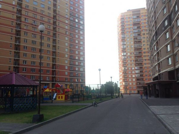Сдам однокомнатную квартиру в городе Балашиха-2 (только славяне и платёжеспособные,чистоплотные жильцы!)<br>Цена:20 тысяч в месяц + коммуналка <br>В квартире только закончен капитальный ремонт.Метраж квартиры 40 кв.м.Кухня 10,2 кв.м.В кухне стоит новый глянцевый кухонный гарнитур,новый холодильник 2 м (Индезит),цветной телевизор,электрическая плита.Подростковый диванчик-кровать (длина 2 м).В прихожей на всю стену имеется встроенный 4-х дверный шкаф-купе с двумя зеркальными дверями.<br>Также встроенный шкаф-купе имеется в комнате.<br>В комнате есть раскладной диван и два раскладных кресла.Санузел совмещен,имеется душевая кабина,унитаз,шкафчики .<br>Новая стиральная машина в кладовой комнате(LG).<br>Квартира полностью укомплектована для комфортного проживания.В доме 4 лифта,круглосуточная охрана,видео-наблюдение,подземный паркинг.<br>Есть и обычная парковка .<br>Дом расположен в живописном месте:окна квартиры выходят на лес и двор с детской и спортивной площадкой.<br>В квартире проведён интернет<br>Телефон:89296619250 Марина - фото Фото: Сдам однокомнатную квартиру в городе Балашиха-2 (только славяне и платёжеспособные,чистоплотные жильцы!)<br>Цена:20 тысяч в месяц + коммуналка <br>В квартире только закончен капитальный ремонт.Метраж квартиры 40 кв.м.Кухня 10,2 кв.м.В кухне стоит новый глянцевый кухонный гарнитур,новый холодильник 2 м (Индезит),цветной телевизор,электрическая плита.Подростковый диванчик-кровать (длина 2 м).В прихожей на всю стену имеется встроенный 4-х дверный шкаф-купе с двумя зеркальными дверями.<br>Также встроенный шкаф-купе имеется в комнате.<br>В комнате есть раскладной диван и два раскладных кресла.Санузел совмещен,имеется душевая кабина,унитаз,шкафчики .<br>Новая стиральная машина в кладовой комнате(LG).<br>Квартира полностью укомплектована для комфортного проживания.В доме 4 лифта,круглосуточная охрана,видео-наблюдение,подземный паркинг.<br>Есть и обычная парковка .<br>Дом расположен в живописном месте:окна квартиры выходят на лес и двор с детской и спортивной площадкой.<br>В квартире проведён интернет<br>Телефон:89296619250 Марина