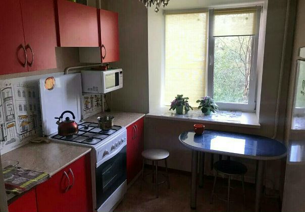 Сдаётся 2-комнатная квартира, 46,4 м, 2 этаж из 12 г. Одинцово ул Верхне-Пролетарская 1к1 на длительный срок.<br>Новопеределкино (29 мин. на транспорте)<br>Солнцево (39 мин. на транспорте)<br>Для комфортного проживания, всё имеется в наличии. Школа и садик в 1-2 мин от дома. Удобная развязка для автовладельцев, в доступности 2-5 мин общественный транспорт. Продуктовые магазины и торговый центр в 2-5 мин от дома. <br>Квартиру сдаёт собственник, оплата первый и последний месяц, залог обсуждается. Ежемесячно оплачивается аренда + счётчики. <br>Татьяна +7 (968) 680-08-65<br>Денис +7 (916) 777-58-79<br>Долгосрочная аренда, без комиссии, 100% предоплата, залог, КУ включены в стоимость, можно с детьми.<br> Петухов - фото Фото: Сдаётся 2-комнатная квартира, 46,4 м, 2 этаж из 12 г. Одинцово ул Верхне-Пролетарская 1к1 на длительный срок.<br>Новопеределкино (29 мин. на транспорте)<br>Солнцево (39 мин. на транспорте)<br>Для комфортного проживания, всё имеется в наличии. Школа и садик в 1-2 мин от дома. Удобная развязка для автовладельцев, в доступности 2-5 мин общественный транспорт. Продуктовые магазины и торговый центр в 2-5 мин от дома. <br>Квартиру сдаёт собственник, оплата первый и последний месяц, залог обсуждается. Ежемесячно оплачивается аренда + счётчики. <br>Татьяна +7 (968) 680-08-65<br>Денис +7 (916) 777-58-79<br>Долгосрочная аренда, без комиссии, 100% предоплата, залог, КУ включены в стоимость, можно с детьми.<br> Петухов