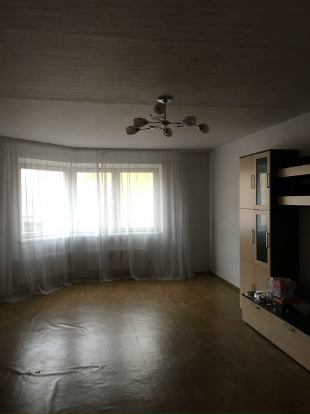 Сдается комната (27 кв.м) в 3х комнатной квартире, в соседних комнатах проживают две девушки. В комнате скоро появится новый диван). <br>Ближайшие м. Юго-Западная, проспект Вернадского, Кунцевская , Озерная, также можно без проблем добраться до Киевской на электричке (10мин) в шаговой доступности станция Очаково. До всех станций метро от дома ходит автобус.<br>Квартира большая, светлая, уютная, вся необходимая для проживания мебель( новая) ,техника имеется. Мы живём здесь 2 года, до нас квартира никому не сдавалась, ремонт с отделкой после сдачи дома. <br>Хочется видеть адекватную, спокойную, работающую, аккуратную, девушку , без животных, уважающую личное пространство. <br>В квартире не курим, пьянок гулянок не устраиваем. Удобный район: рядом есть магазины , ТЦ, озеро где в тёплое время все отдыхают и жарят шашлыки ))<br>Оплата - 17000 в мес + коммунальные услуги (свет и вода по счетчикам) +wi fi. <br>Убедительная просьба с животными, семейные пары, девушки с детьми, заехать на пару месяцев не писать. Строго одна девушка на длительный срок!<br> Васильева - фото Фото: Сдается комната (27 кв.м) в 3х комнатной квартире, в соседних комнатах проживают две девушки. В комнате скоро появится новый диван). <br>Ближайшие м. Юго-Западная, проспект Вернадского, Кунцевская , Озерная, также можно без проблем добраться до Киевской на электричке (10мин) в шаговой доступности станция Очаково. До всех станций метро от дома ходит автобус.<br>Квартира большая, светлая, уютная, вся необходимая для проживания мебель( новая) ,техника имеется. Мы живём здесь 2 года, до нас квартира никому не сдавалась, ремонт с отделкой после сдачи дома. <br>Хочется видеть адекватную, спокойную, работающую, аккуратную, девушку , без животных, уважающую личное пространство. <br>В квартире не курим, пьянок гулянок не устраиваем. Удобный район: рядом есть магазины , ТЦ, озеро где в тёплое время все отдыхают и жарят шашлыки ))<br>Оплата - 17000 в мес + коммунальные услуги (свет и вода по счетчикам) +wi fi. <br>Убедительная просьба с животными, семейные пары, девушки с детьми, заехать на пару месяцев не писать. Строго одна девушка на длительный срок!<br> Васильева